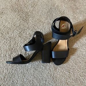 Size 6.5 never worn outside - pretty much brand new black heels.